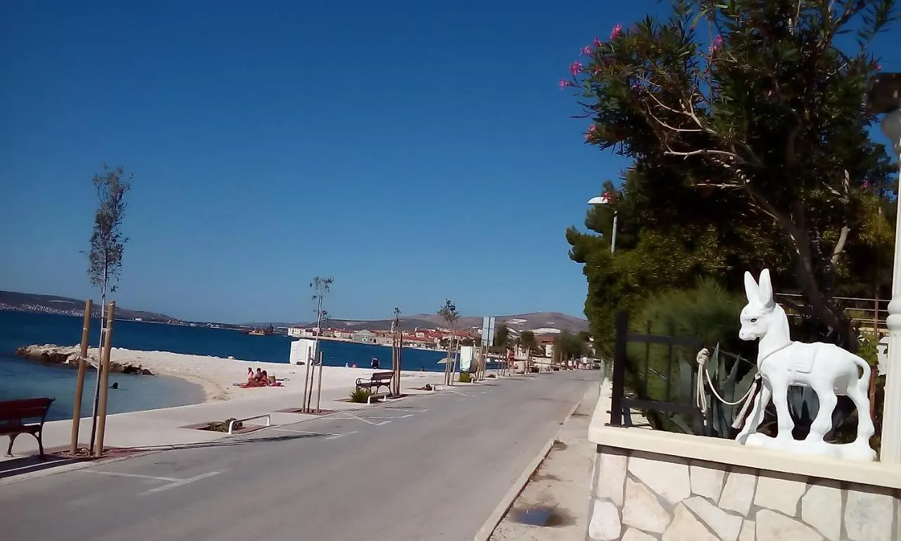 Smjestaj L Za Rad, Odmor, Grupe I Pojedince Apartment Kastela Croatia