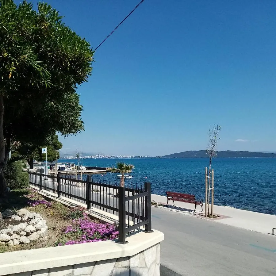 Smjestaj L Za Rad, Odmor, Grupe I Pojedince Apartment Kastela Croatia