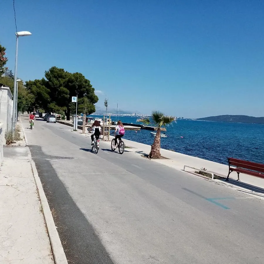 Smjestaj L Za Rad, Odmor, Grupe I Pojedince Apartment Kastela