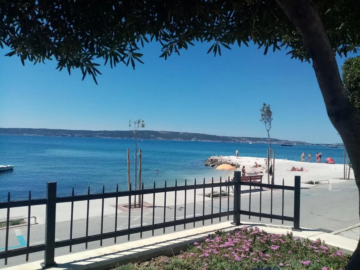 Smjestaj L Za Rad, Odmor, Grupe I Pojedince Apartment Kastela