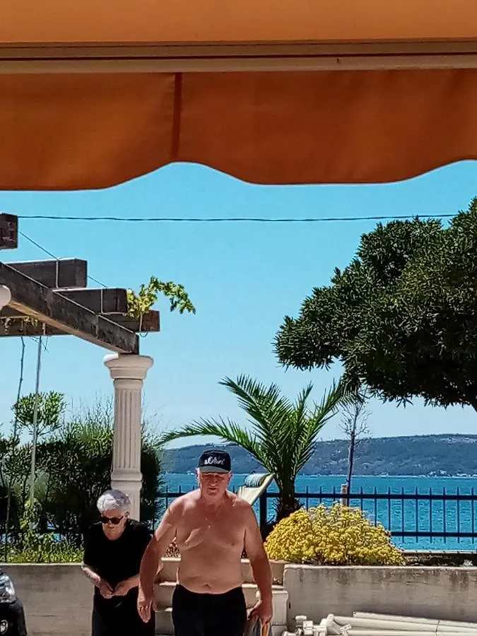 Smjestaj L Za Rad, Odmor, Grupe I Pojedince Apartment Kastela 0*,
