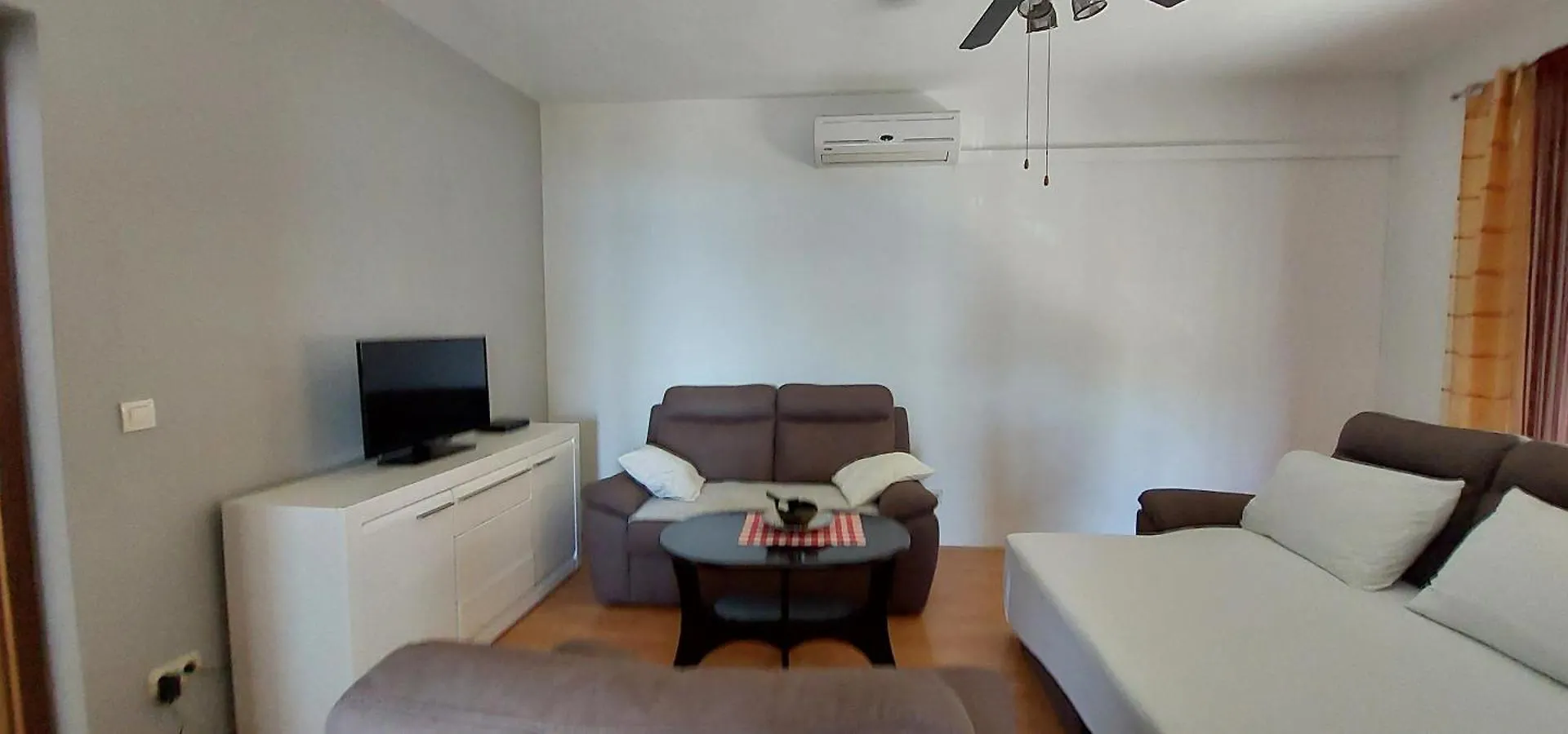 Smjestaj L Za Rad, Odmor, Grupe I Pojedince Apartment Kastela 0*,