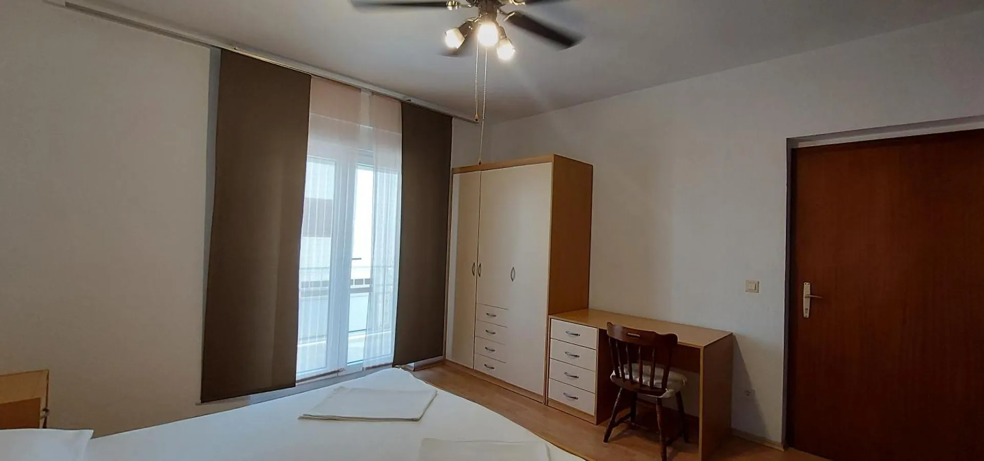 Smjestaj L Za Rad, Odmor, Grupe I Pojedince Apartment Kastela