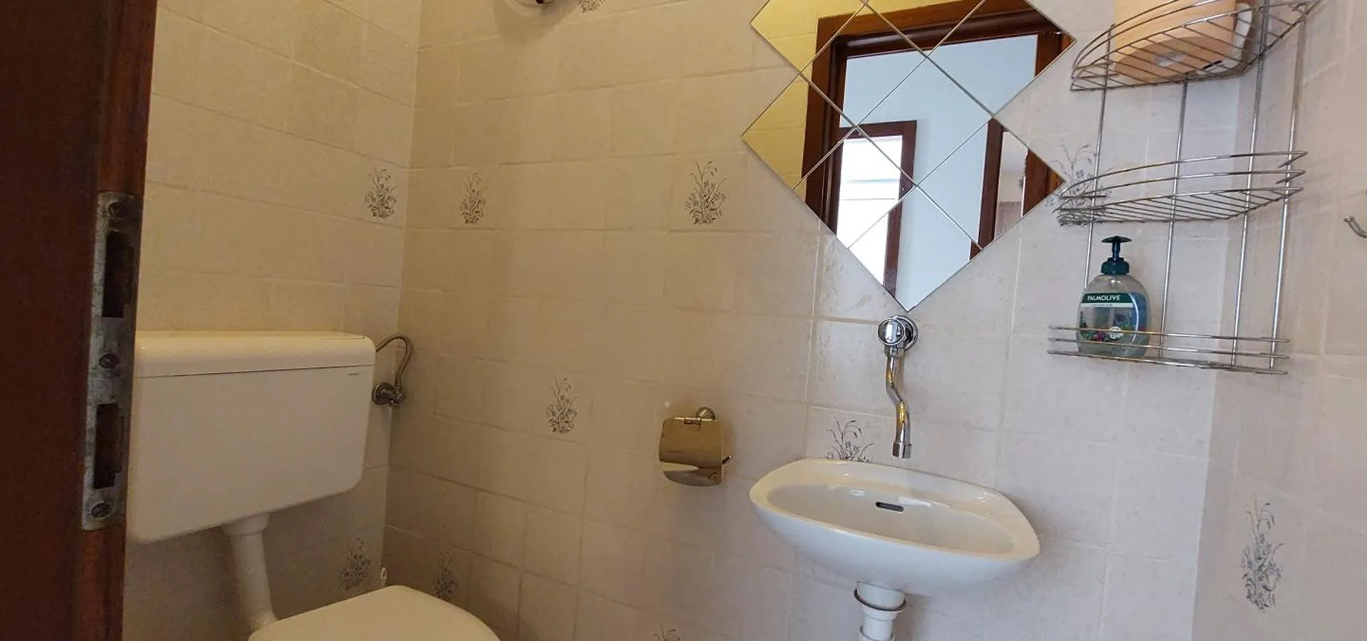 Smjestaj L Za Rad, Odmor, Grupe I Pojedince Apartment Kastela Croatia