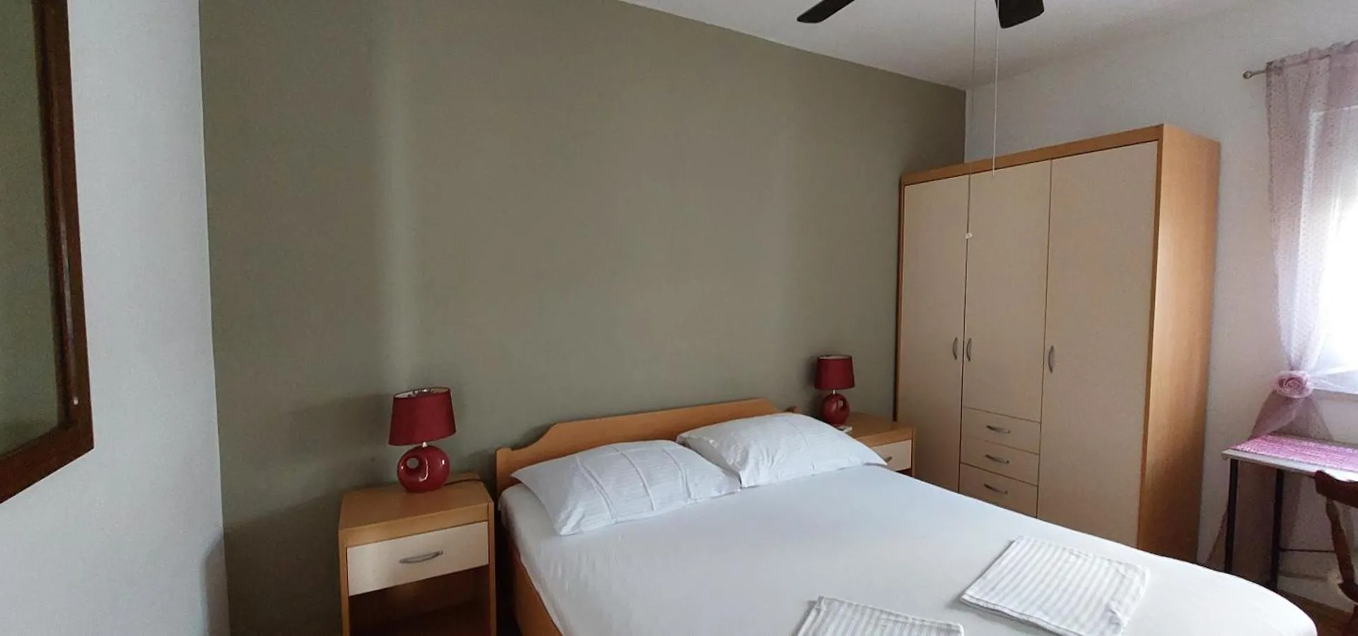 Smjestaj L Za Rad, Odmor, Grupe I Pojedince Apartment Kastela 0*,